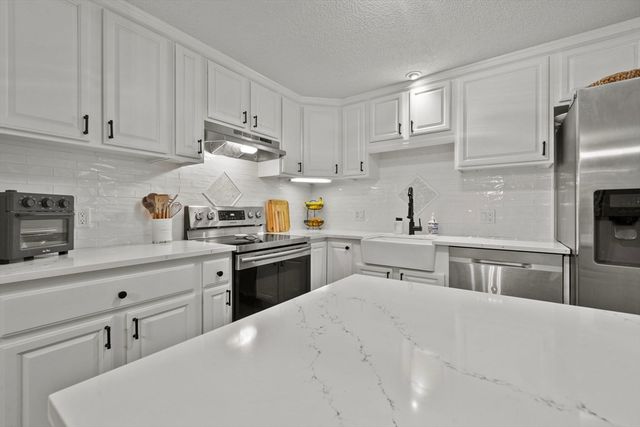14 Bourbon Street 27, Peabody, MA 01960