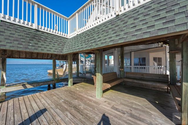 131 Isles End Road, Tiki Island, TX 77554
