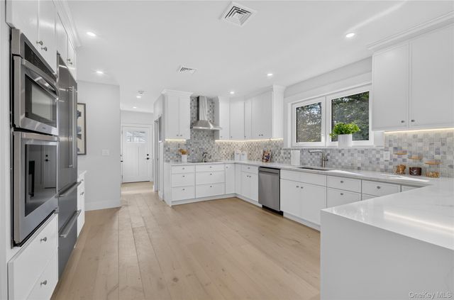 2 Lee Place, Old Bethpage, NY 11804