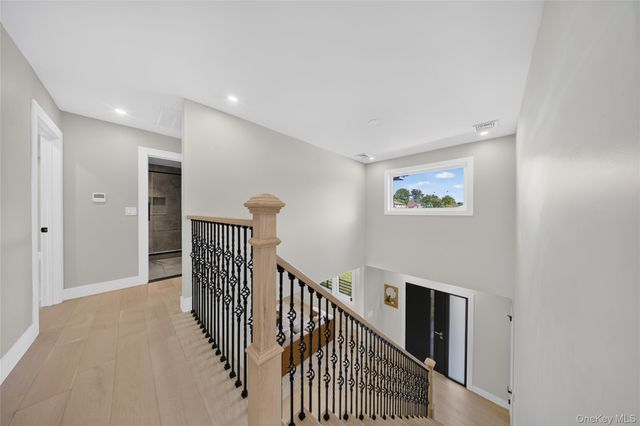 2 Lee Place, Old Bethpage, NY 11804