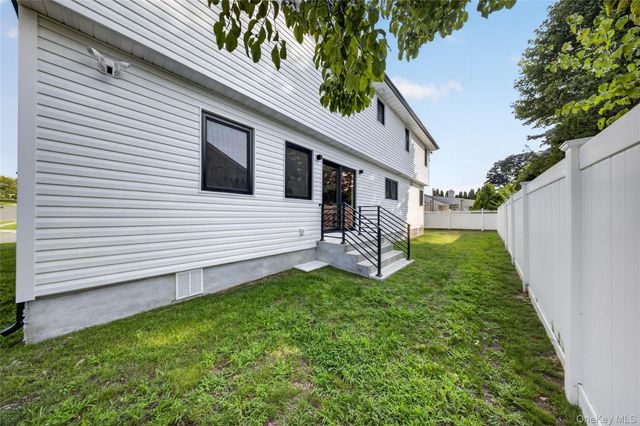 2 Lee Place, Old Bethpage, NY 11804