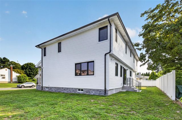 2 Lee Place, Old Bethpage, NY 11804
