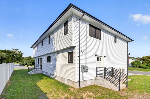 2 Lee Place, Old Bethpage, NY 11804