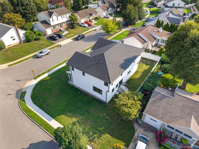 2 Lee Place, Old Bethpage, NY 11804