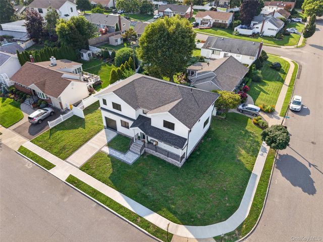 2 Lee Place, Old Bethpage, NY 11804