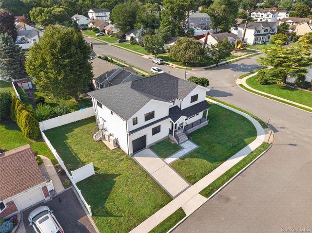 2 Lee Place, Old Bethpage, NY 11804