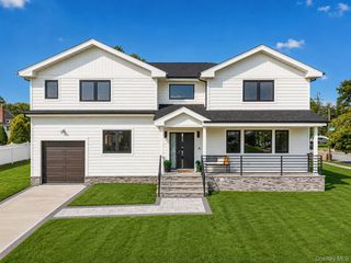 2 Lee Place, Old Bethpage, NY 11804