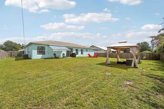 572 SW Bacon Terrace, Port St. Lucie, FL 34953