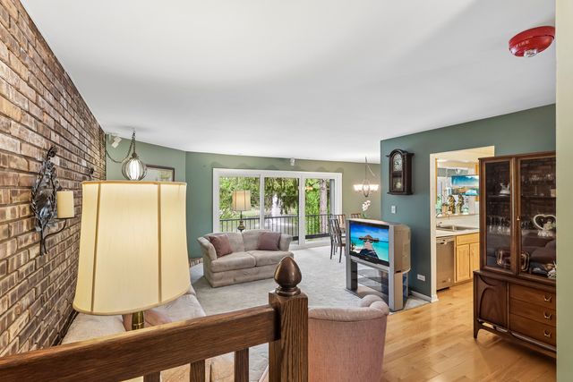 1320 Cass Lane W 201, Westmont, IL 60559