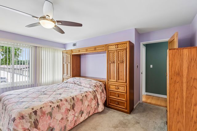 1320 Cass Lane W 201, Westmont, IL 60559