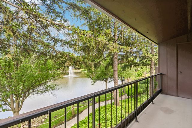 1320 Cass Lane W 201, Westmont, IL 60559