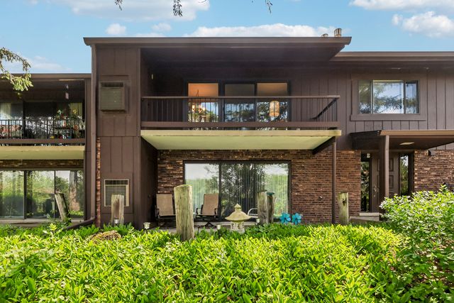 1320 Cass Lane W 201, Westmont, IL 60559