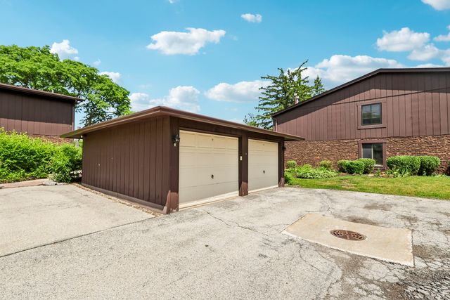 1320 Cass Lane W 201, Westmont, IL 60559