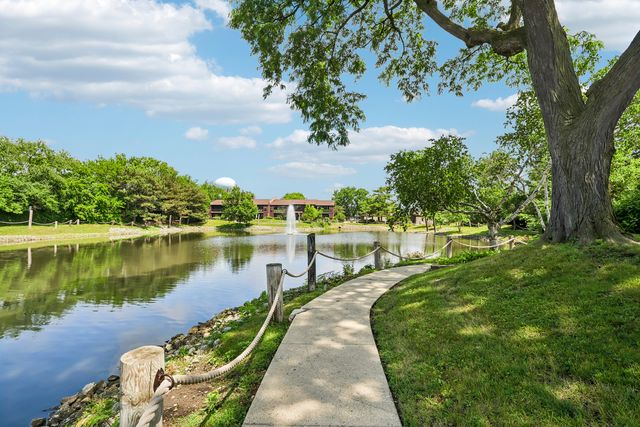 1320 Cass Lane W 201, Westmont, IL 60559