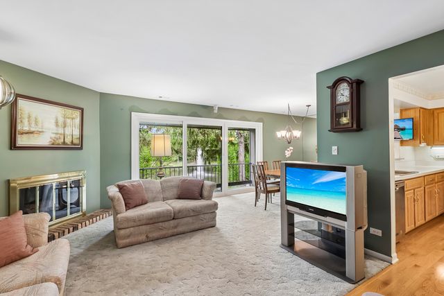 1320 Cass Lane W 201, Westmont, IL 60559