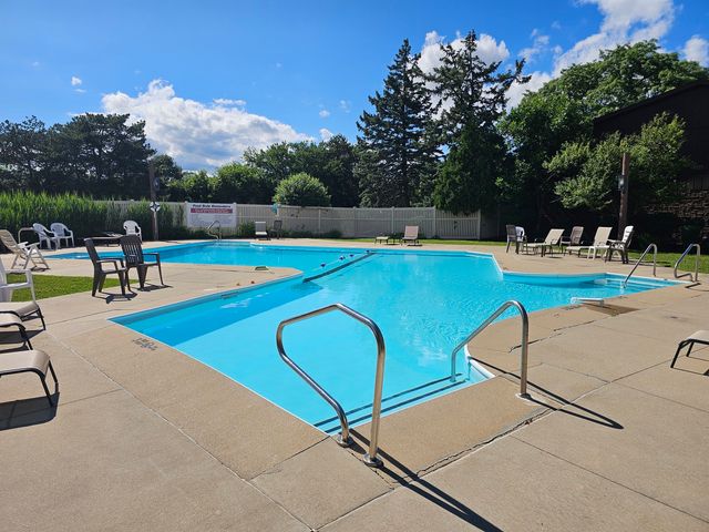 1320 Cass Lane W 201, Westmont, IL 60559