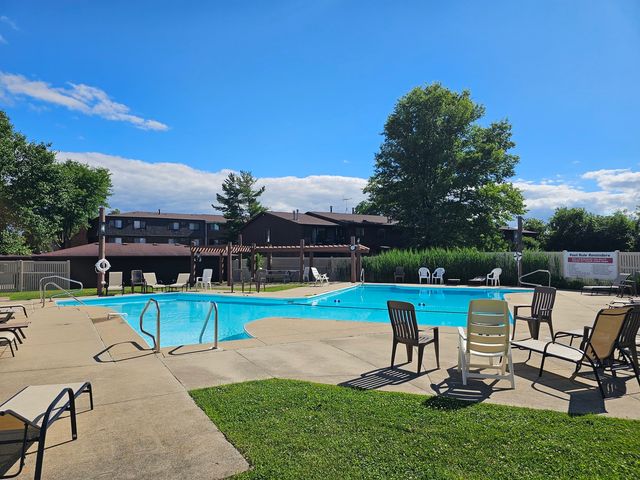 1320 Cass Lane W 201, Westmont, IL 60559