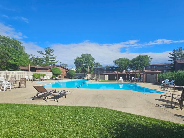 1320 Cass Lane W 201, Westmont, IL 60559
