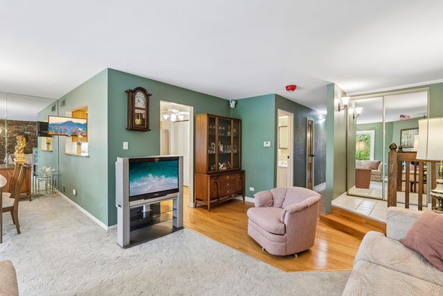 1320 Cass Lane W 201, Westmont, IL 60559