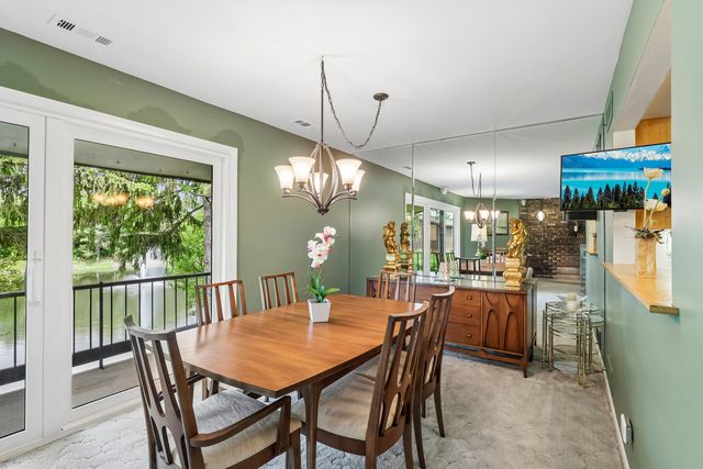 1320 Cass Lane W 201, Westmont, IL 60559