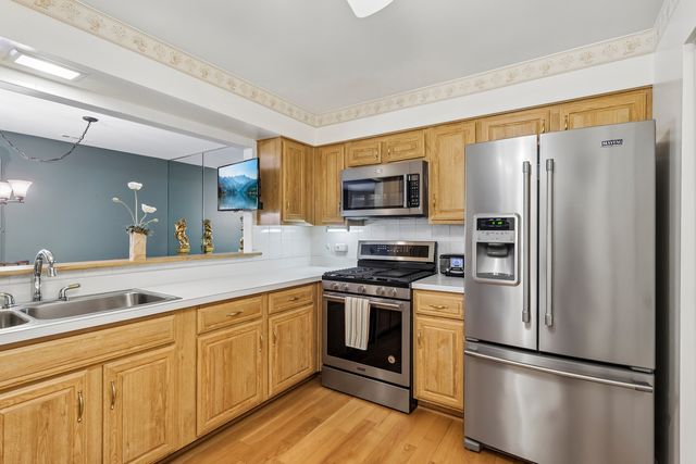 1320 Cass Lane W 201, Westmont, IL 60559