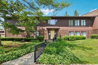 1320 Cass Lane W 201, Westmont, IL 60559