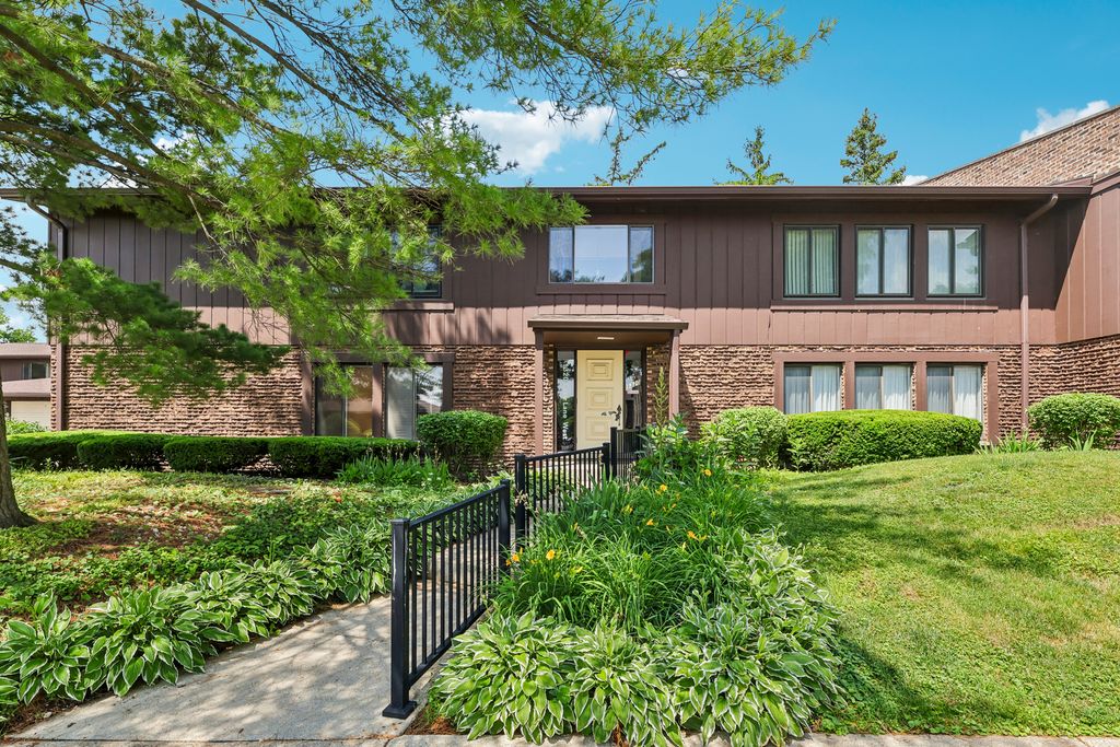 1320 Cass Lane W 201, Westmont, IL 60559