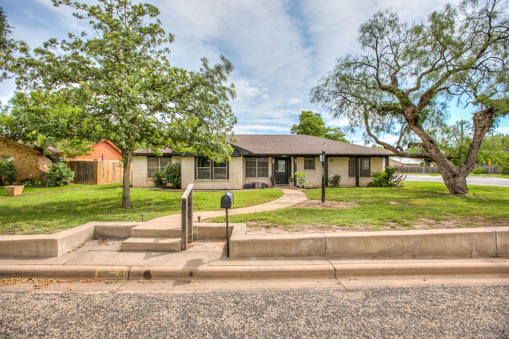 Image 1 of property listing at 3202 Tanglewood Drive, San Angelo, TX 76904