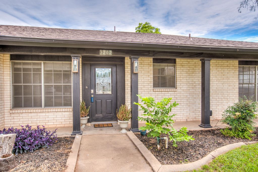 Image 2 of property listing at 3202 Tanglewood Drive, San Angelo, TX 76904