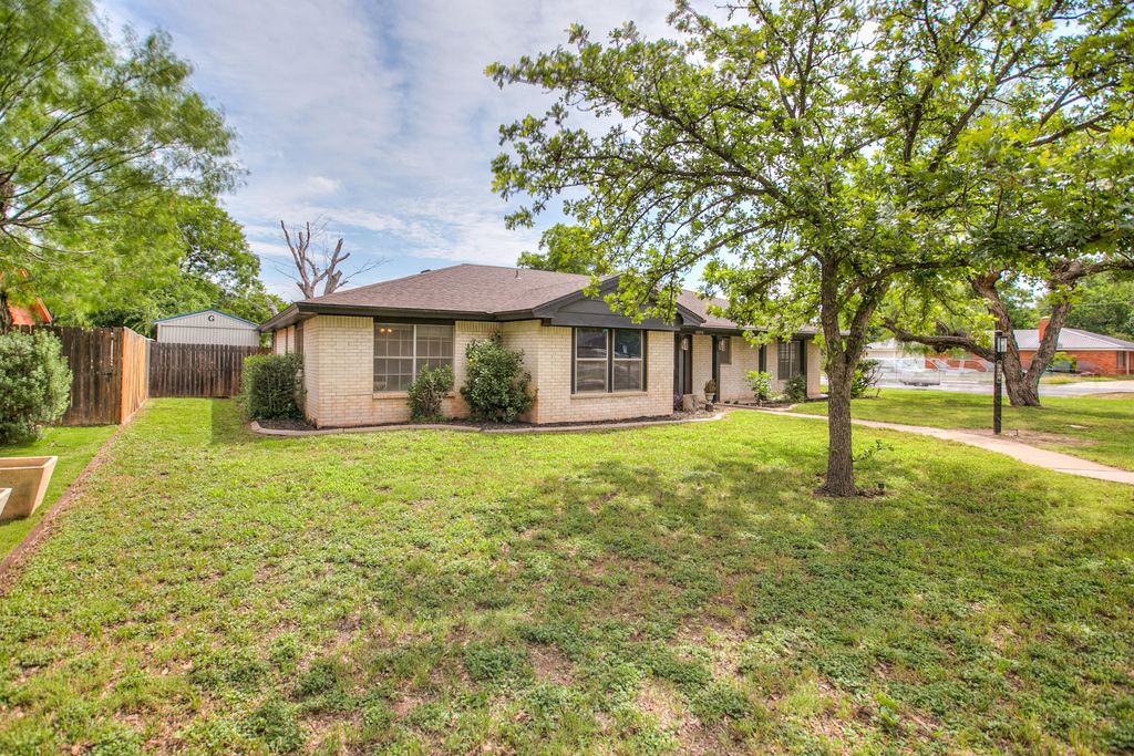 Image 3 of property listing at 3202 Tanglewood Drive, San Angelo, TX 76904
