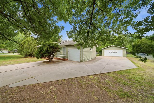 2504 E Clover Ln, Wichita, KS 67216