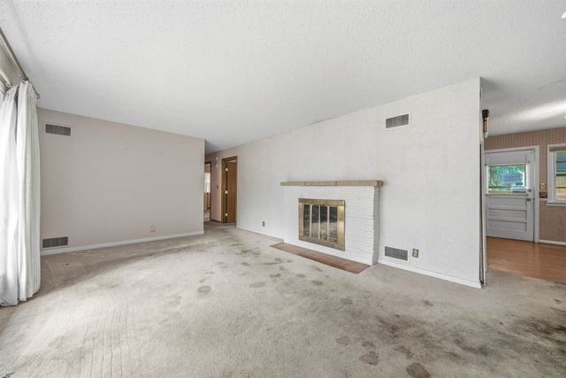 2504 E Clover Ln, Wichita, KS 67216