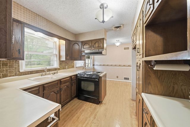 2504 E Clover Ln, Wichita, KS 67216
