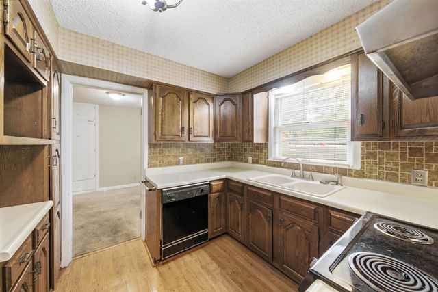 2504 E Clover Ln, Wichita, KS 67216