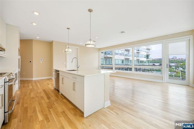 15 Somerset Lane 101, Edgewater, NJ 07020