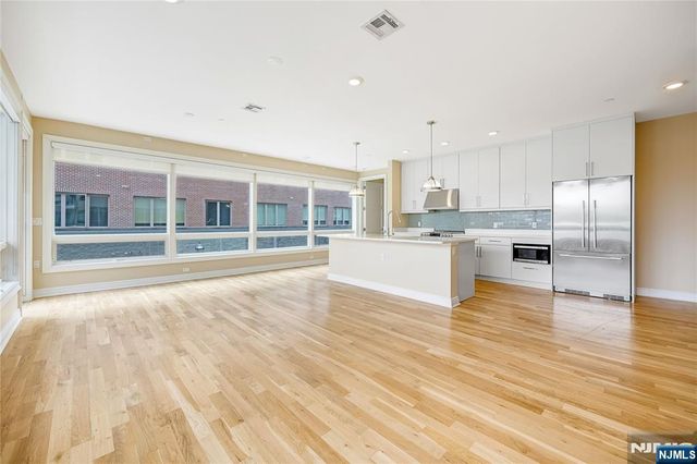 15 Somerset Lane 101, Edgewater, NJ 07020