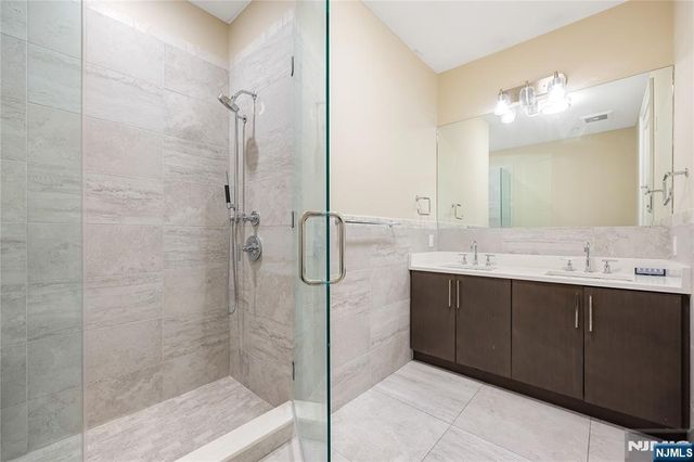 15 Somerset Lane 101, Edgewater, NJ 07020