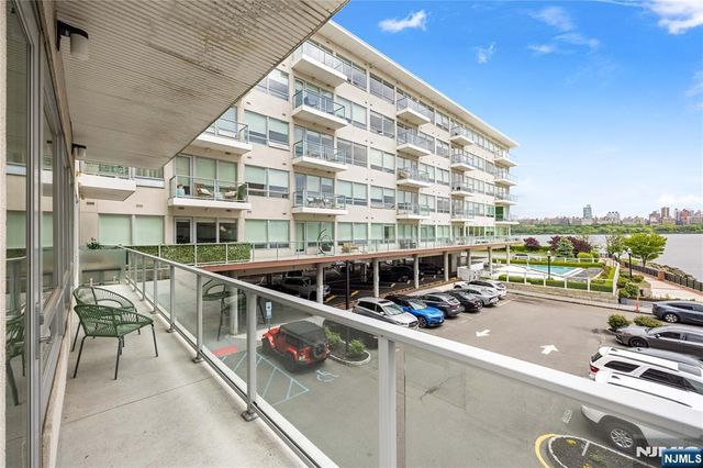 15 Somerset Lane 101, Edgewater, NJ 07020