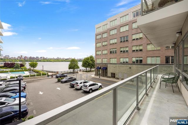 15 Somerset Lane 101, Edgewater, NJ 07020