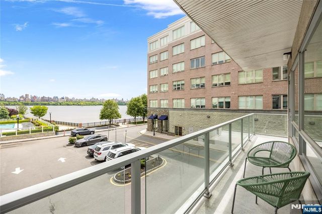15 Somerset Lane 101, Edgewater, NJ 07020