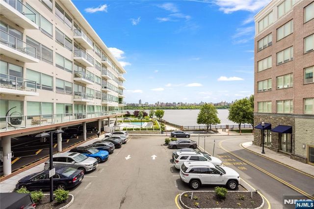 15 Somerset Lane 101, Edgewater, NJ 07020