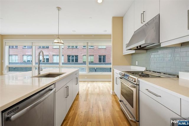 15 Somerset Lane 101, Edgewater, NJ 07020