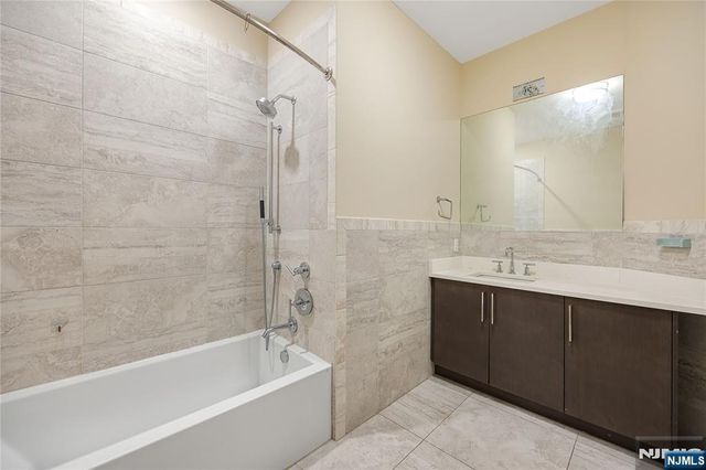 15 Somerset Lane 101, Edgewater, NJ 07020