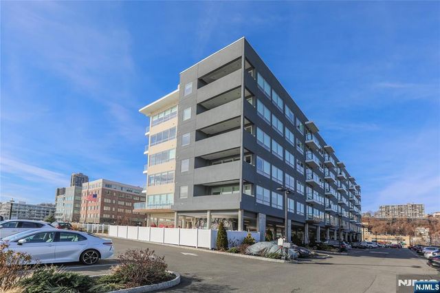 15 Somerset Lane 101, Edgewater, NJ 07020