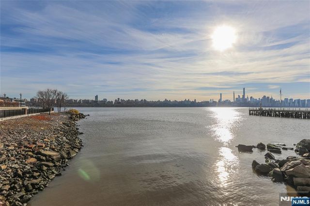 15 Somerset Lane 101, Edgewater, NJ 07020