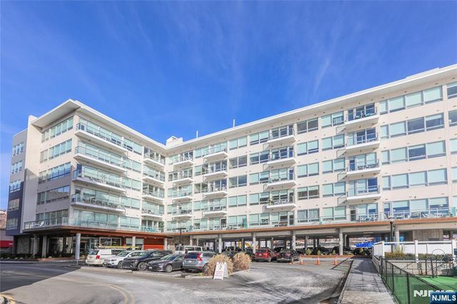 15 Somerset Lane 101, Edgewater, NJ 07020
