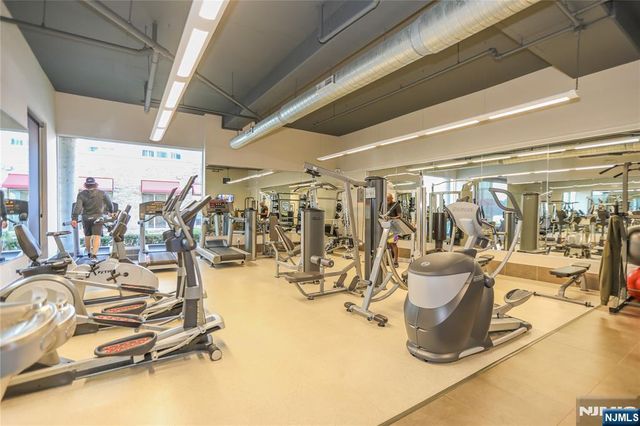 15 Somerset Lane 101, Edgewater, NJ 07020