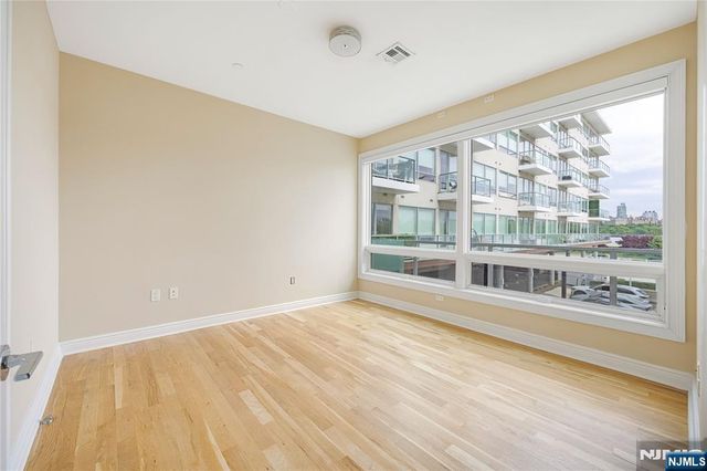 15 Somerset Lane 101, Edgewater, NJ 07020