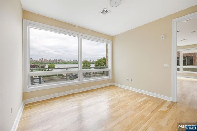 15 Somerset Lane 101, Edgewater, NJ 07020