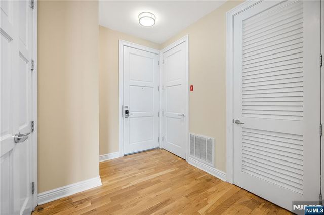 15 Somerset Lane 101, Edgewater, NJ 07020